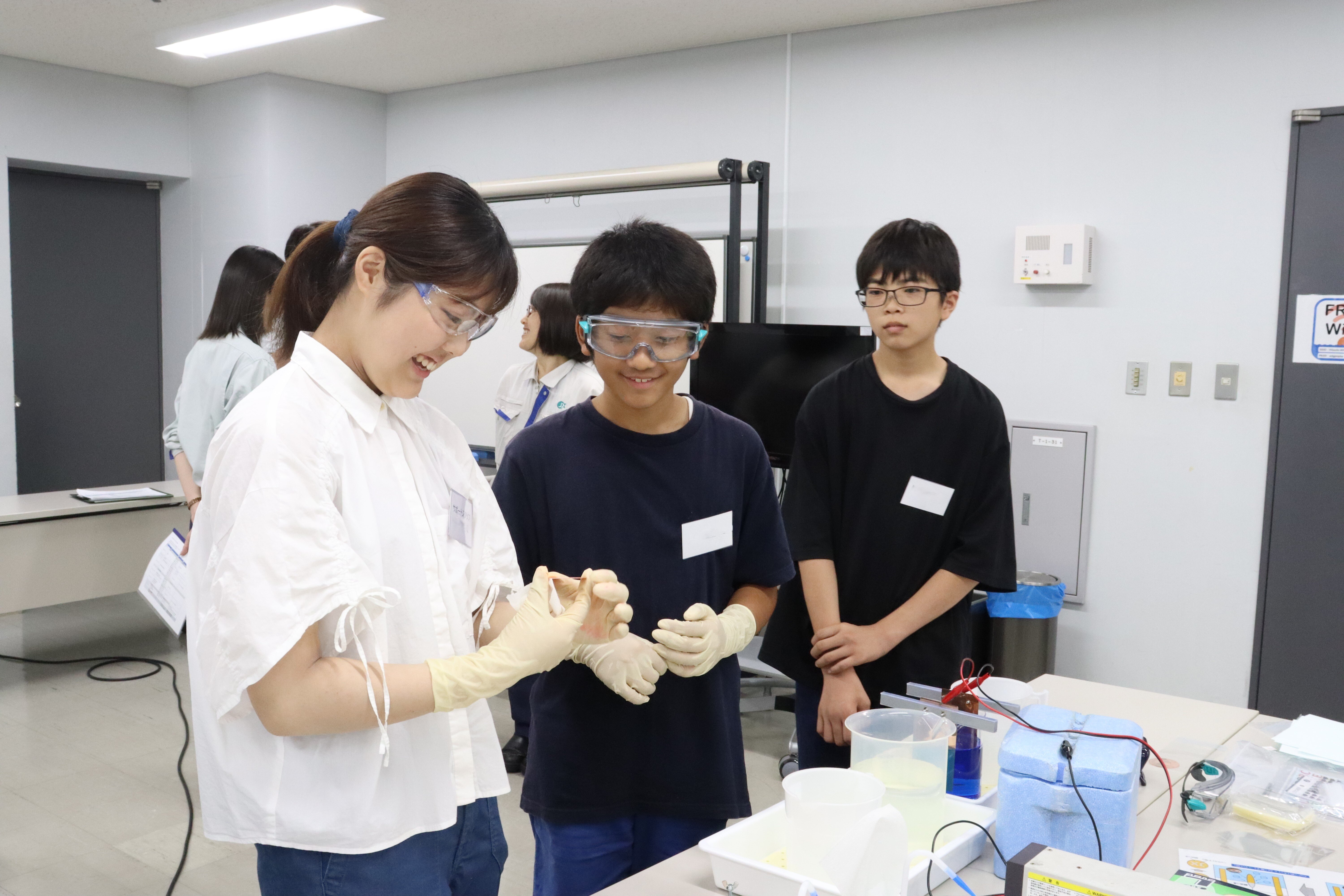 メッキ実験の様子（日立シビックセンターにて）　
